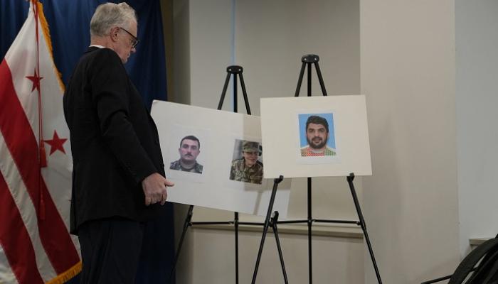 مسؤول أمريكي ينظر لصور ضحايا الهجوم ومنفذه