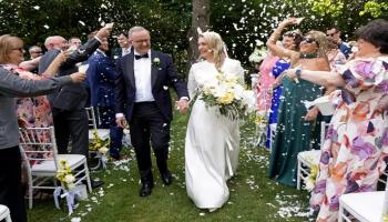 رئيس الوزراء الأسترالي، أنتوني ألبانيز مع زوجته جودي هايدون