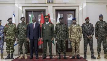 رئيس الوزراء الجديد إيليديو فييرا تي (الرابع من اليسار)