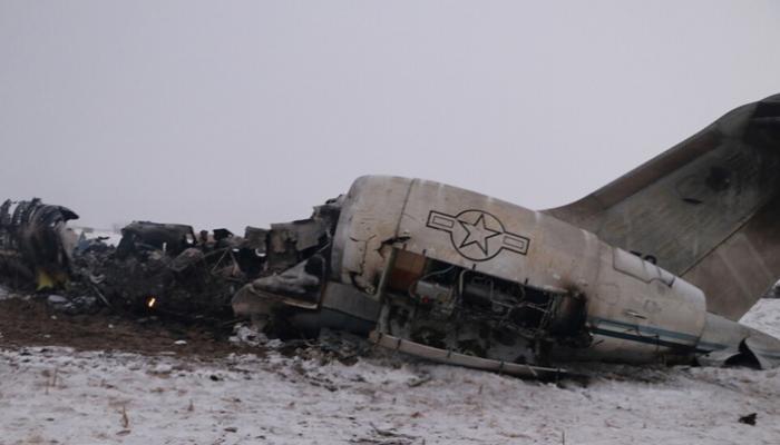 حطام طائرة عسكرية أمريكية تحطمت في ولاية غزنة بأفغانستان