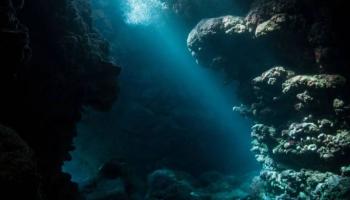 اكتشاف تمثال غامض في أعماق المياه