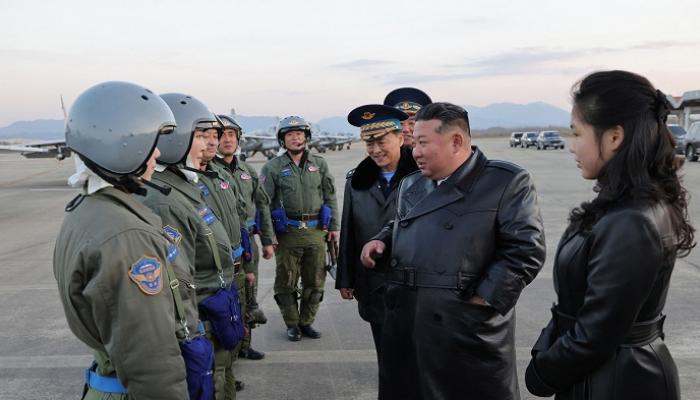 الزعيم الكوري الشمالي وابنته مع مجموعة من الطيارين