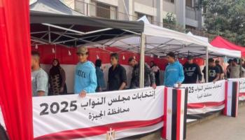 ناخبون مصريون أمام إحدى اللجان الانتخابية