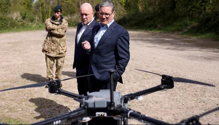 رئيس الوزراء البريطاني كير ستارمر  يشاهد مسيرة