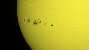 تصوير مجموعة من البقع الشمسية العملاقة بواسطة مركز الفلك الدولي