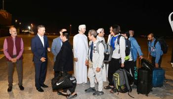 أفراد من طاقم السفينة لدى وصولهم إلى مسقط
