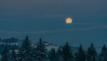 سماء العالم العربي على موعد مع ظاهرة القمر العملاق الليلة