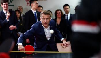 ماكرون يلعب تنس الطاولة في الصين