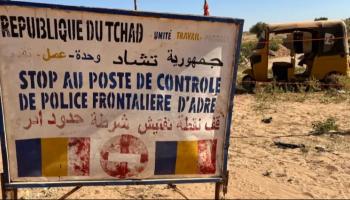 لافتة تشير إلى معبر أدري على الحدود السودانية التشادية