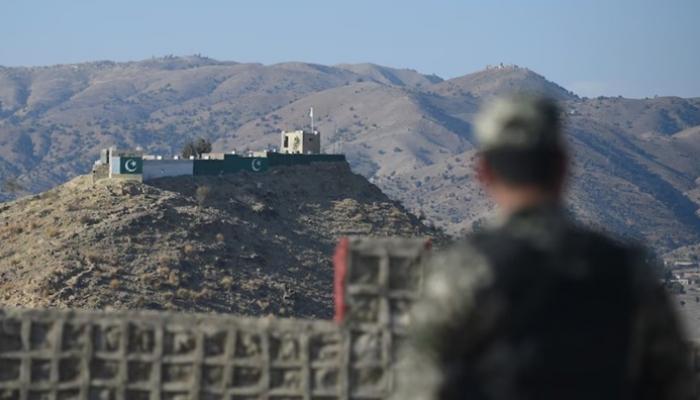 جندي باكستاني يقف حارسًا على الحدود بين باكستان وأفغانستان 