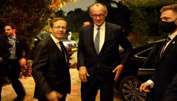 المستشار الألماني (يمين) والرئيس الإسرائيلي (يسار)