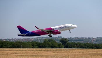 طائرة تابعة لشركة ويز إير - رويترز