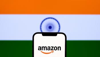 شعار أمازون أمام علم الهند