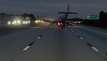 طائرة تصطدم بسيارة في فلوريدا