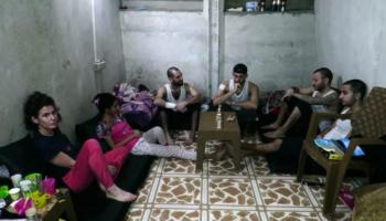 لقطة من الفيديو تظهر الرهائن الستة