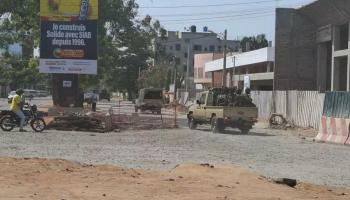 جنود يقودون مركبة عسكرية في أحد شوارع كوتونو