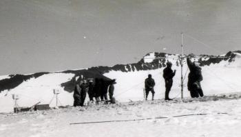 فريق الاستخبارات أثناء مهمة استعادة الجهاز