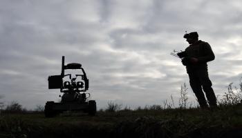 جندي أوكراني يختبر أنظمة الروبوتات القتالية