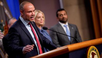 نائب مدير «FBI» بونجينو، برفقة المدعية العامة بام بوندي ومدير «FBI» كاش باتيل