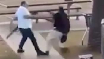 الأحمد يدفع الإرهابي أرضا بعدما تمكن من سحب سلاحه