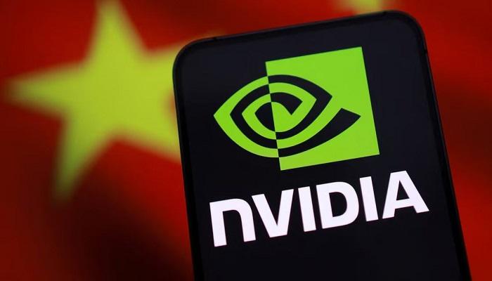 شعار شركة إنفيديا الأمريكية وفي الخلفية علم الصين (رويترز)