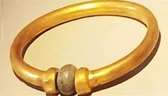 الأسورة الأثرية المسروقة من المتحف المصري