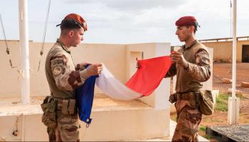 جنديان فرنسيان يطويان علم بلادهما - أرشيفية