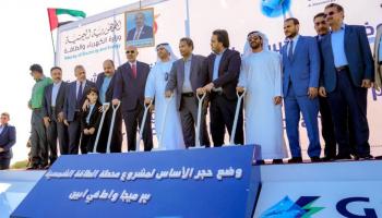 جانب من وضع حجر الأساس لمحطة أبين للطاقة الشمسية المقدمة من الإمارات