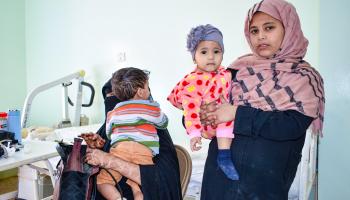 العيادات الإماراتية المتنقلة تداوي مرضى حضرموت