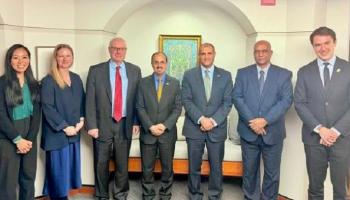 وزير الإعلام اليمني مع مسؤولين أمريكيين في واشنطن