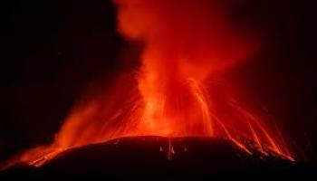 L'Etna en éruption : des coulées de lave spectaculaires sur les pentes enneigées