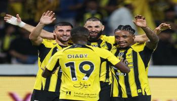 حسام عوار مع لاعبي الاتحاد