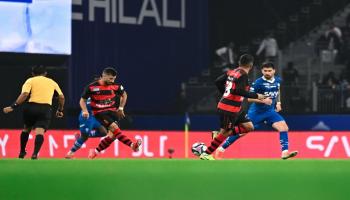 من مباراة الرياض والهلال في الدوري السعودي