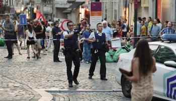 شرطة بلجيكية بالقرب من ساحة جراند بلاس بعد وقوع انفجار قبل سنوات