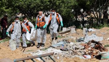  إخراج جثث مدفونة في أرض مستشفى الشفاء بغزة