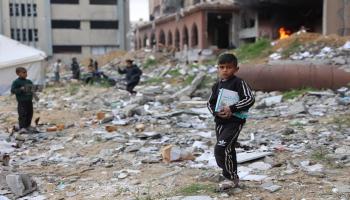 نازحون فلسطينيون يجمعون الكتب من الجامعة الإسلامية المدمرة لاستخدامها كوقود 