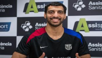 سيف الدرع أثناء خضوعه للكشف الطبي في برشلونة