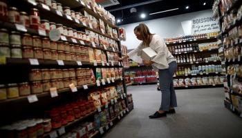 مواطنة أوروبية تشتري الطعام