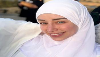 فرح الزاهد بالحجاب الأبيض في صلاة العيد