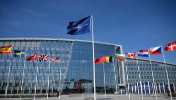 علم الناتو وأعلام دول أعضاء بمقر الحلف في بروكسل