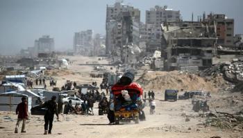 فلسطينيون يغادرون المناطق التي تتعرض للقصف الإسرائيلي
