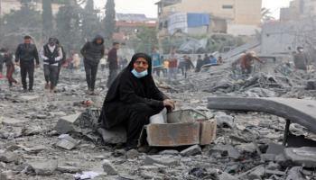 فلسطينية تجلس فوق أطلال منزل مدمر في غزة