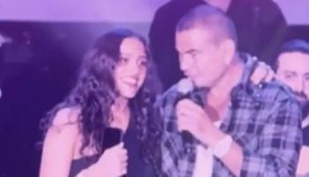 عمرو دياب يحتفي بابنته جنى على المسرح 