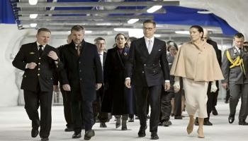 ملك الدنمارك فريدريك العاشر مع قرينته يزوران ملجأ ميريهاكا في فنلندا