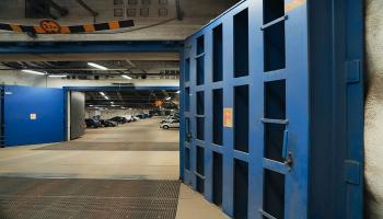 أبواب محصنة في ملجأ للدفاع المدني في هلسنكي بفنلندا