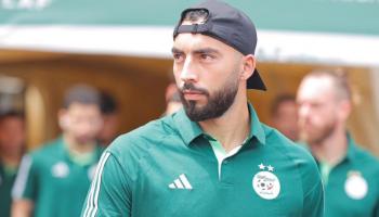 عبدلي لاعب منتخب الجزائر