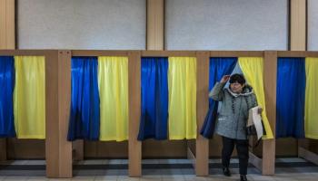 سيدة تشارك في انتخابات الرئاسة الأوكرانية في 2019