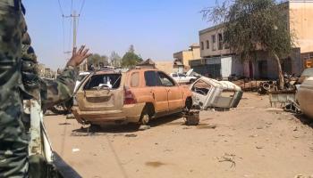 جندي من الجيش السوداني يلوح من خلف مركبة