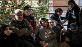 فلسطينيون يبكون ذويهم الذين قتلوا جراء غارات إسرائيلية