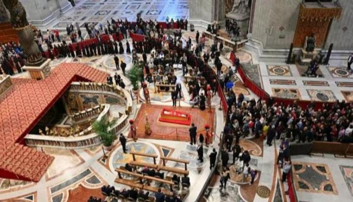 نظرة الوداع على جثمان البابا فرنسيس